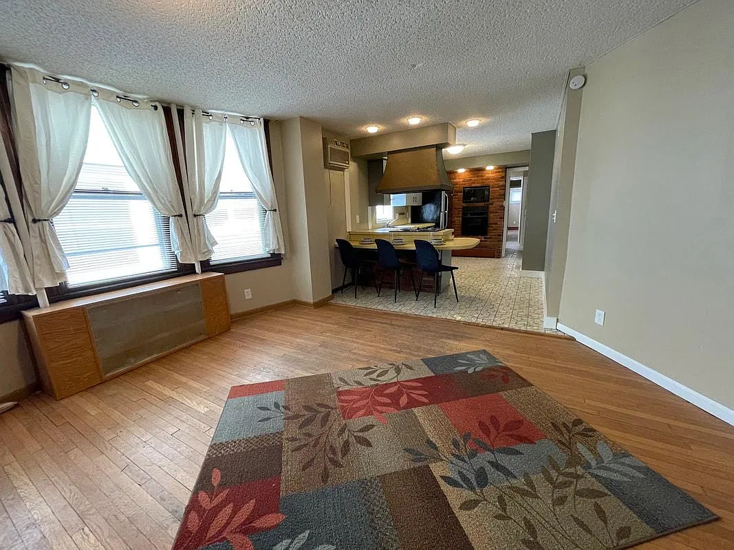 4 bed, 1250 sqft, $2,200 — Photo 3