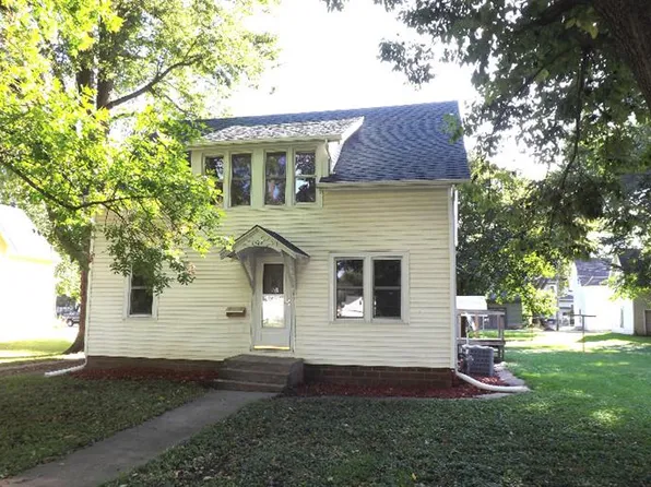 1328 West St, Grinnell, IA 50112