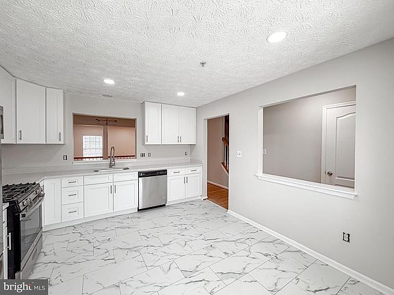 Updated Kitchen - Brand New Quartz Countertops