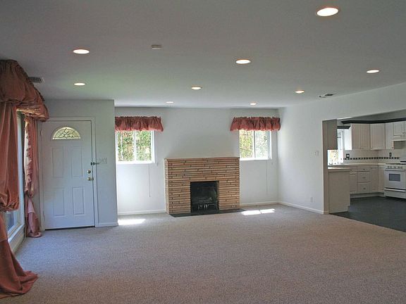 3rd image of 1115 S Clark Dr