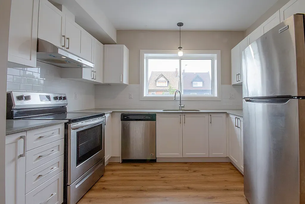 Cozy 1 Bedroom with In Suite Laundry — Photo 3