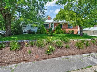 102 Tabor Rd, Oak Ridge, TN 37830