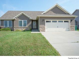 517 Garvey Ln, Chatham, IL 62629