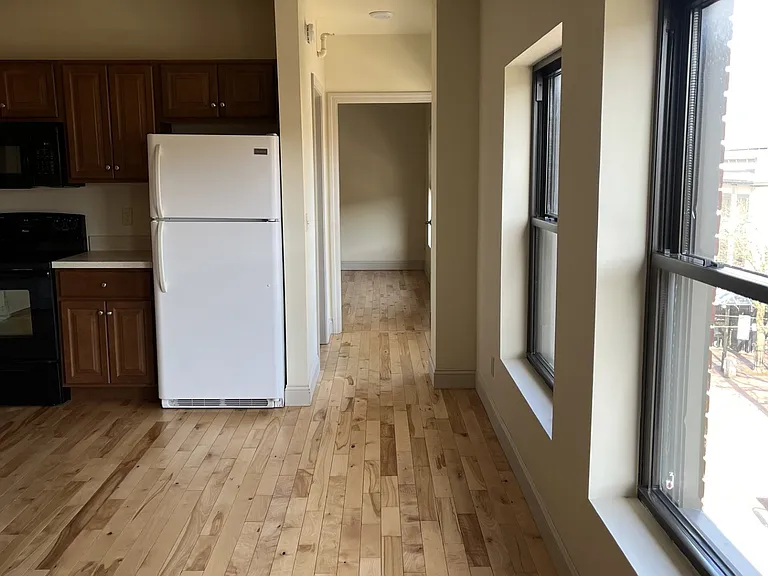 191 College St #402 — Photo 3