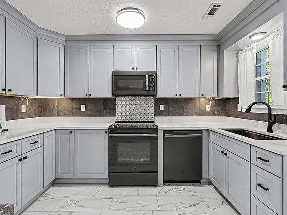 4th image of 130 Hemlock Dr