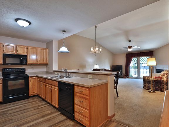 5th image of 1047 Oak Bay Dr