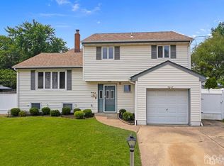 32 Waverly Dr W, Edison, NJ 08817