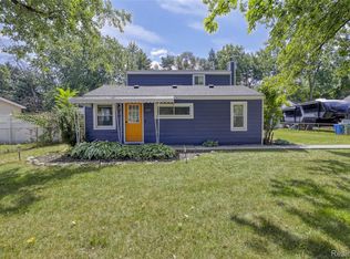 349 W Beechdale St, Commerce Township, MI 48382