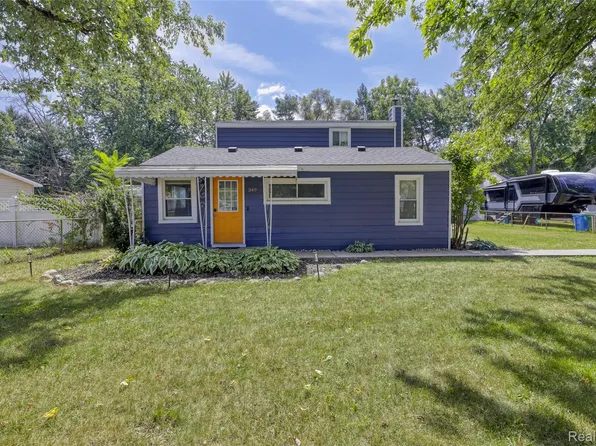 349 W Beechdale St, Commerce Township, MI 48382