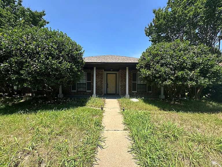 4045 Cavalry Dr — Photo 2