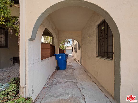 3rd image of 632 1/2 N Windsor Blvd