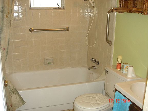 Bath room with rail