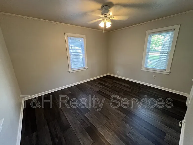 2920 E 5th St — Photo 14