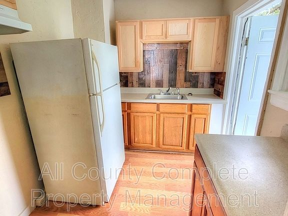 5th image of 222 Shortreed St