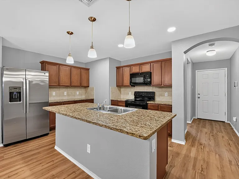 1304 Pampa Grass Dr — Photo 3
