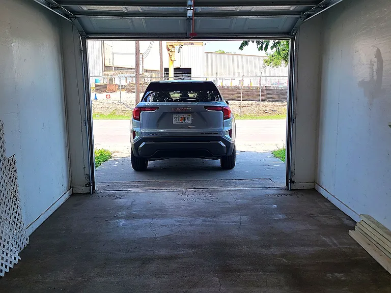 Detached Garage (19'x11', Roll up door 9' opening)