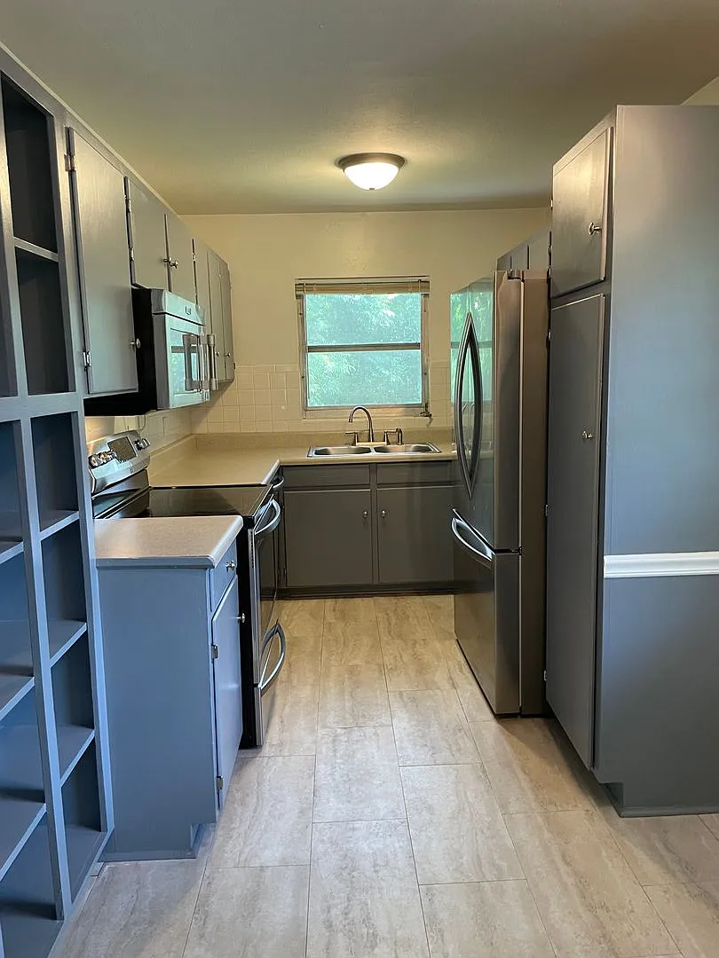 Fall Into Comfort! Spacious 3br/2ba Upstairs Duplex Near Tmh Coming Soon — Photo 1