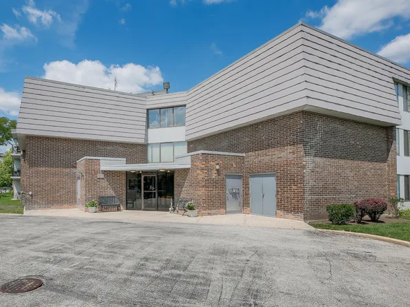 924 S Lake Ct #4-111, Westmont, IL 60559