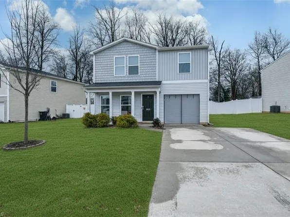 2902 Desmond Woods Dr, Greensboro, NC 27405