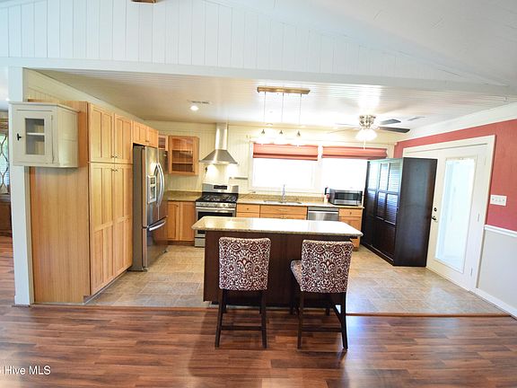 3rd image of 105 Captains Cove