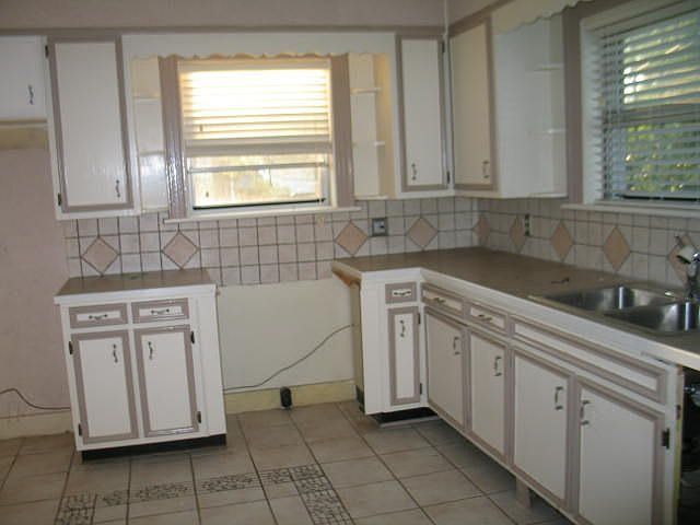 2nd image of 956 E 10th St