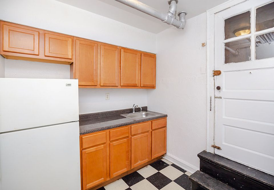 1st image of 5427 W Montrose Ave #5427