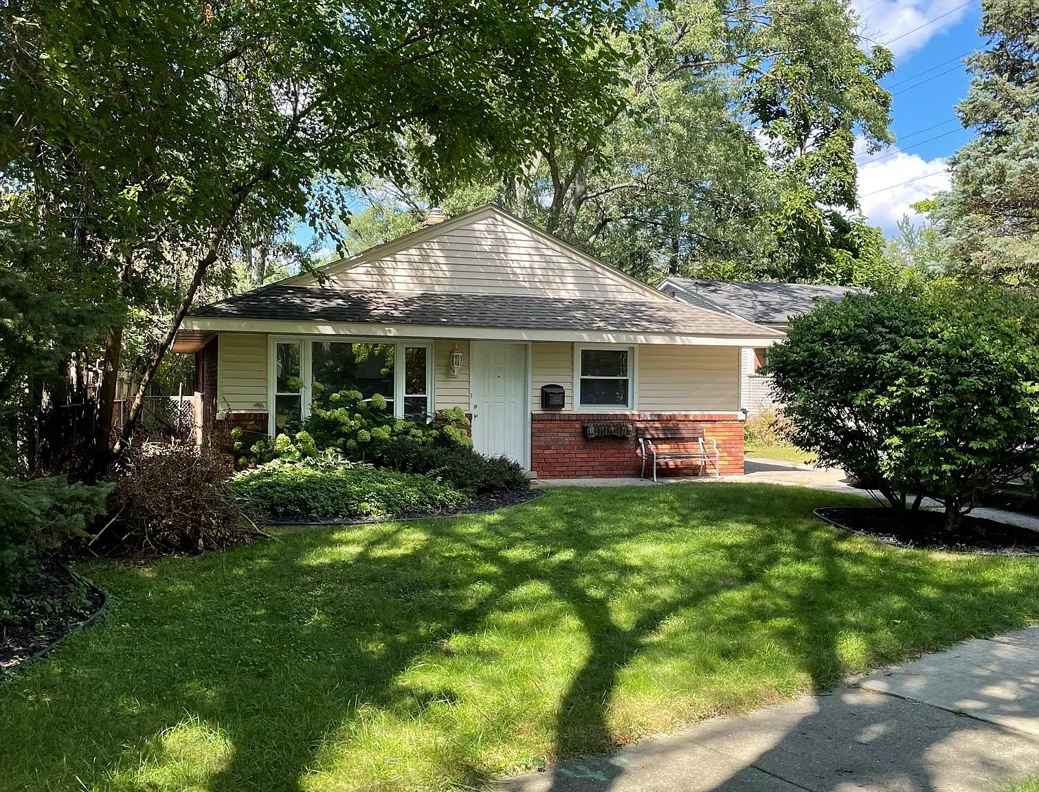 3 bed, 1000 sqft, $2,300 — Photo 1
