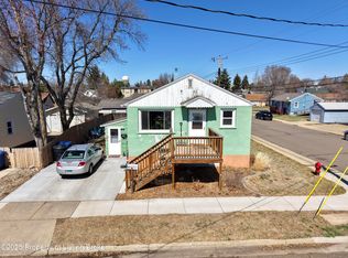 425 1st St E, Dickinson, ND 58601
