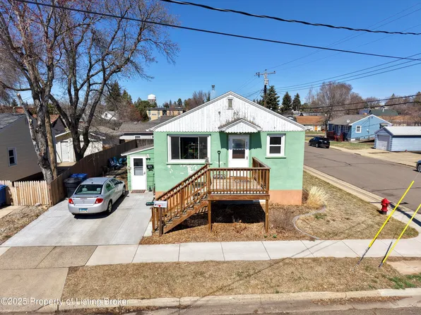 425 1st St E, Dickinson, ND 58601