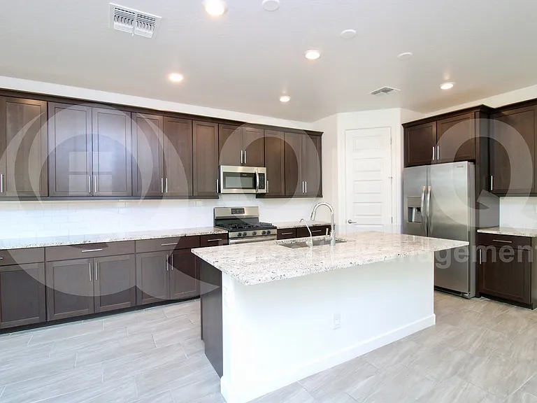 1045 E Thompson Way — Photo 3