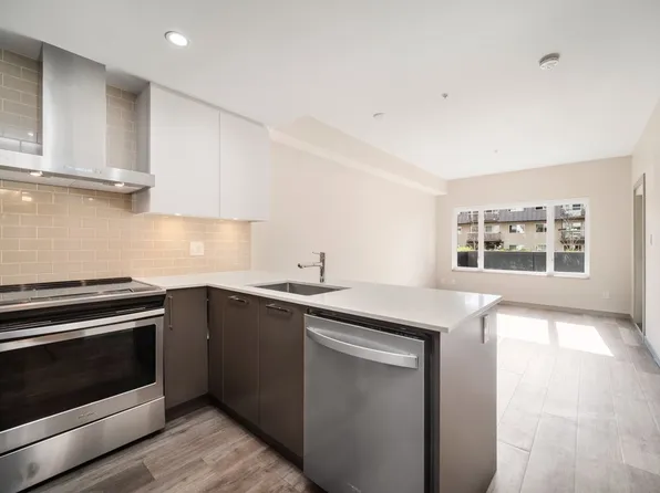 The Saint George, 154 E 18th St, North Vancouver, BC V7L 0G6