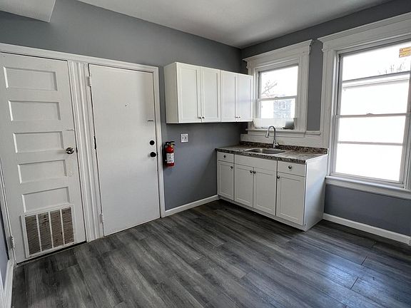 4th image of 924 S 19th St #2