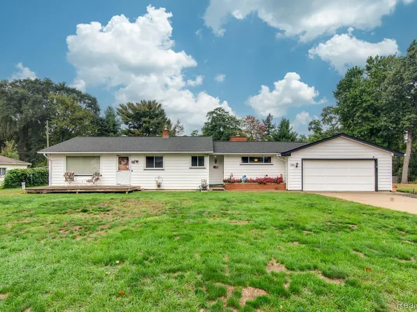 190 Rustic Cir, White Lake, MI 48386