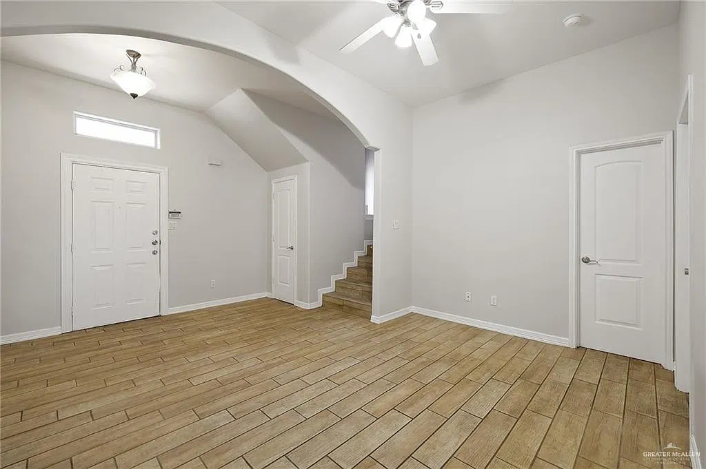 3 bed, 2.0 bath, 1300 sqft, $1,095 — Photo 2