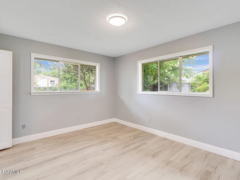 213 Lynn Dr — Photo 9