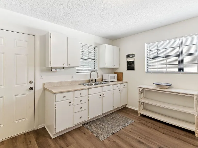 1424 Lewis St — Photo 14