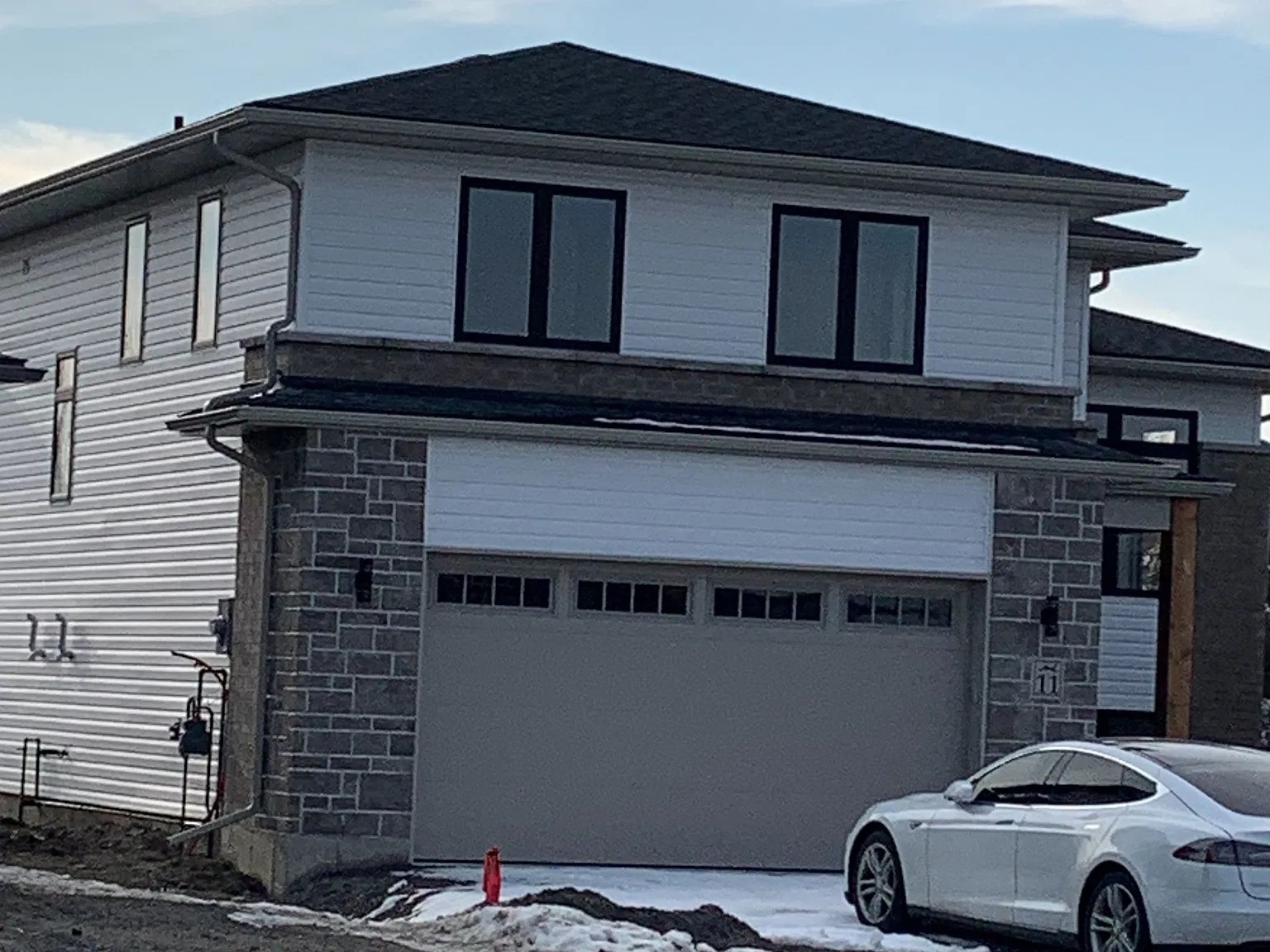 5 bed, $3,199 — Photo 2