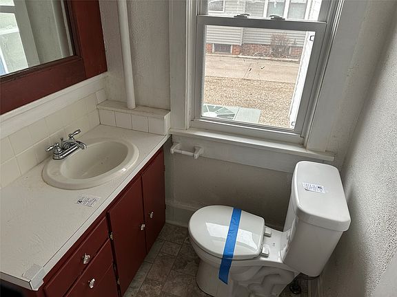9th image of 325 W 8th St S