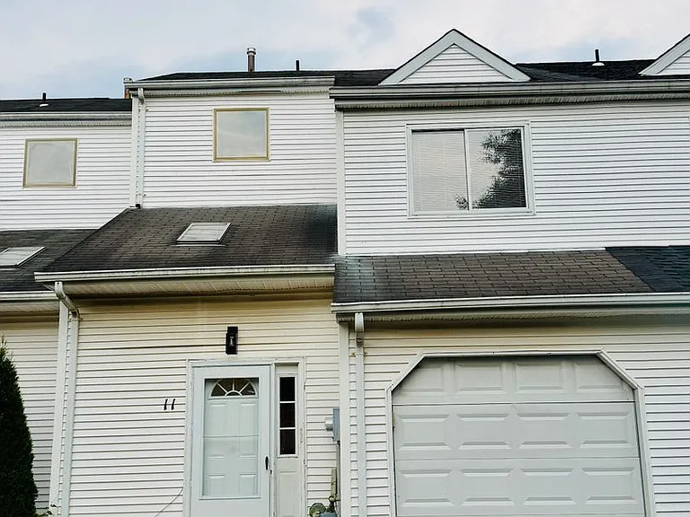 11 Saffron Dr — Photo 1