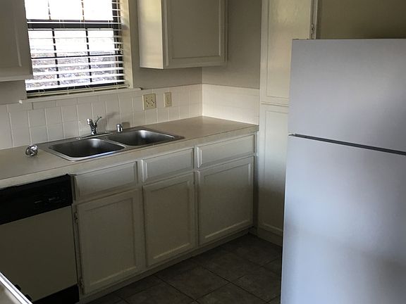 3rd image of 800-806 W Berry St #804