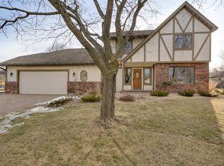1528 Royal Hills Dr, Arden Hills, MN 55112
