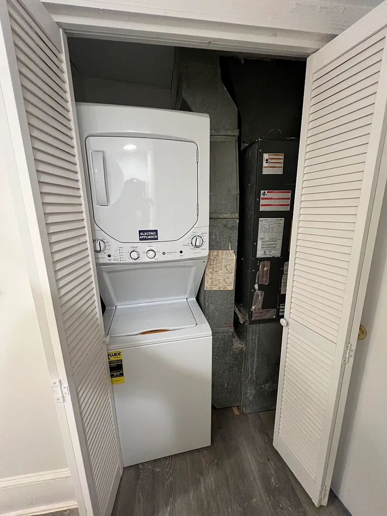 Spacious, Private 2BR/1BA Wilmington apartment featuring in-unit washer/dryer, comfortable living... — Photo 3