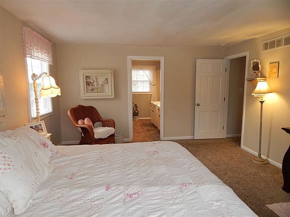4th image of 7126 Blackhawk Ln