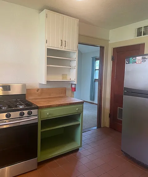 1022 W 8th St — Photo 16