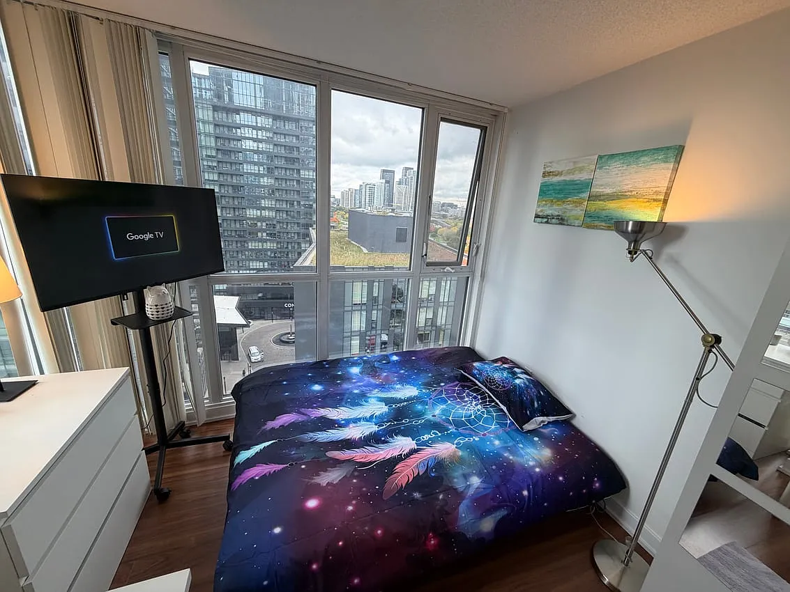 Deluxe Room - Queens Wharf Rd & Fort York Blvd — Photo 2