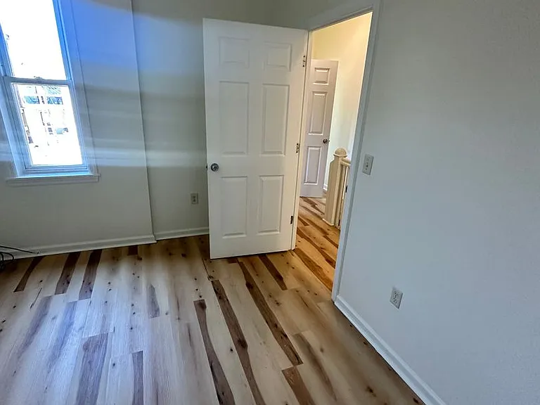 1211 W Poplar St — Photo 7
