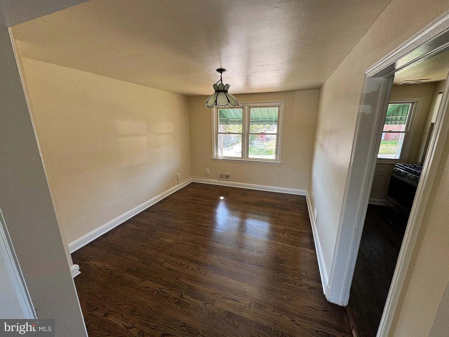 3 bed, 1.5 bath, 1080 sqft, $2,000 — Photo 3