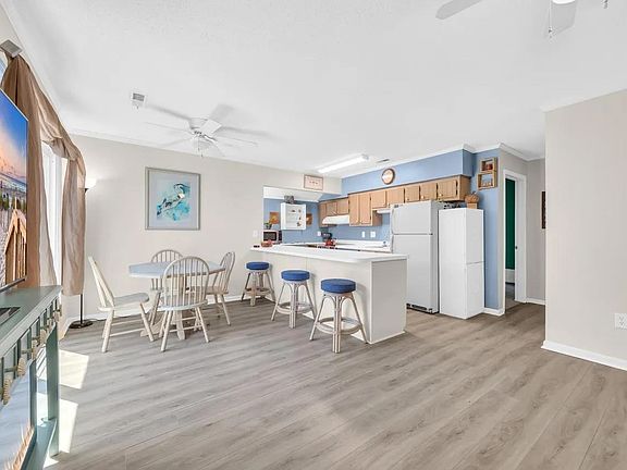 5th image of 815 N Waccamaw Dr. #8