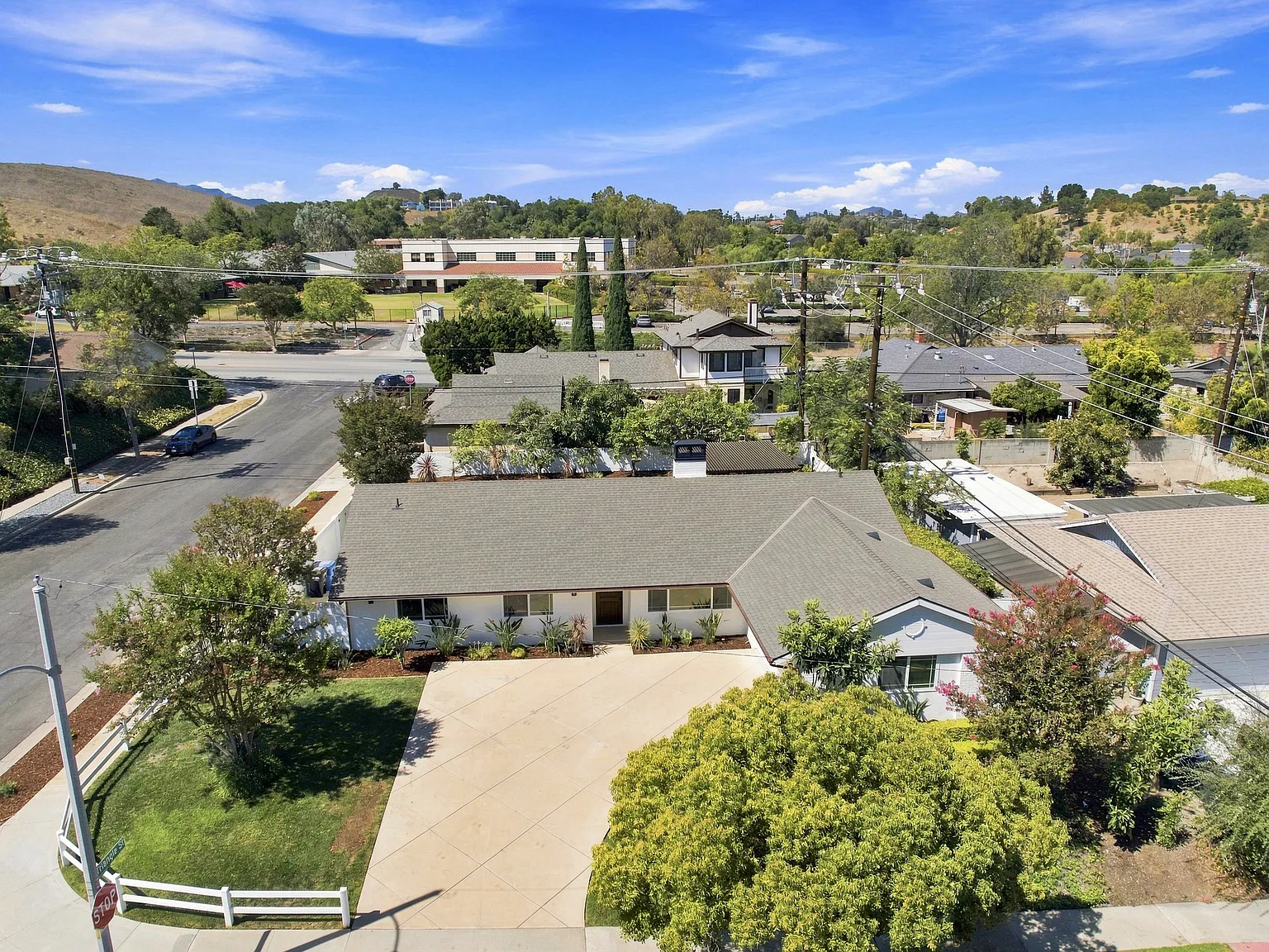 3 bed, 2.5 bath, 1985 sqft, $5,900 — Photo 4