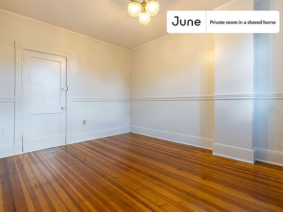 3rd image of 452 Hanover St #C